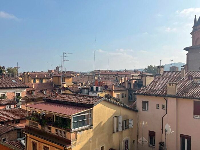 Appartamento trilocale in affitto in Via degli Artieri, Centro Storico, Bologna