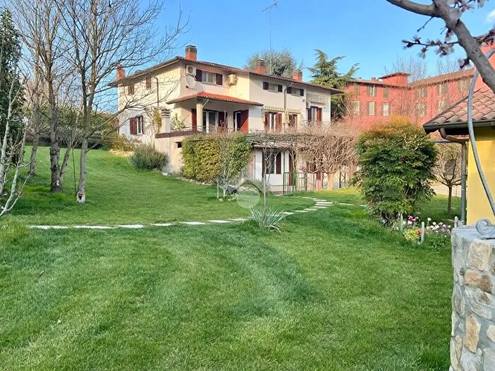 Casa con 8 locali in vendita in Via Montescano, Montescano