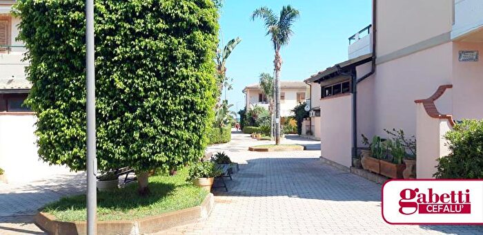 Casa trilocale in vendita in Campofelice Di Roccella