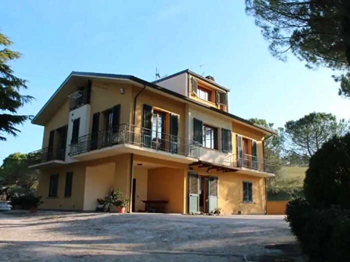 Casa con 10 locali in vendita in Pesaro