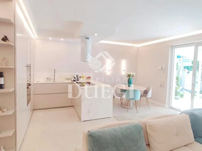 Casa con 7 locali in vendita in Camaiore