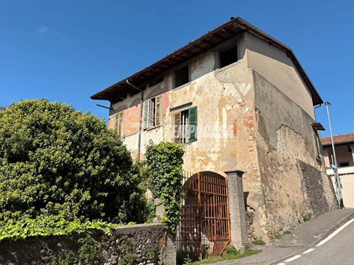 Casa con 6 locali in vendita in Via Roma, Villongo
