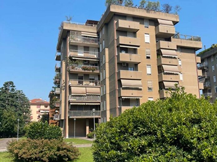 Appartamento trilocale in affitto in Via Guerciotti, Piscina, Legnano