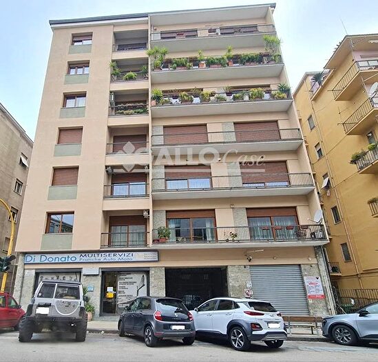 Appartamento con 8 locali in vendita in Viale della Repubblica Cosenza, Cosenza