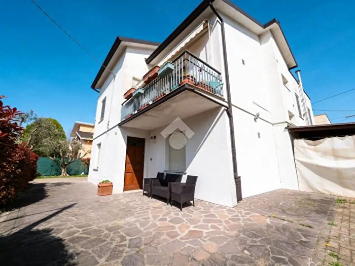 Casa quadrilocale in vendita in Via Roma, San Martino In Rio