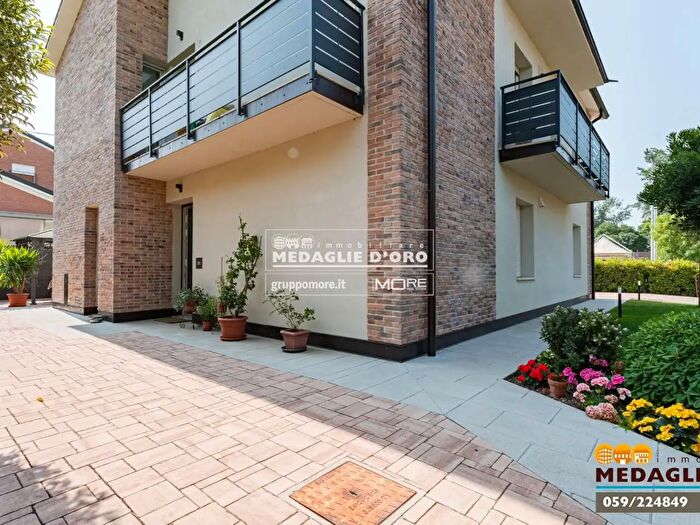 Casa con 8 locali in vendita in Via delle Dune, Modena