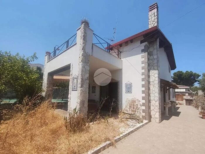 Casa con 5 locali in vendita in Via Verbena, Carini