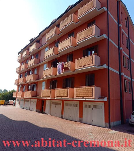 Appartamento trilocale in vendita in Via Casella, Cremona