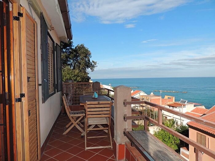 Appartamento quadrilocale in vendita in Via del Corsaro, Messina