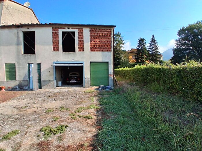 Casa con 9 locali in vendita in Capannori