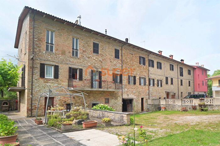 Casa con 7 locali in vendita in Magione