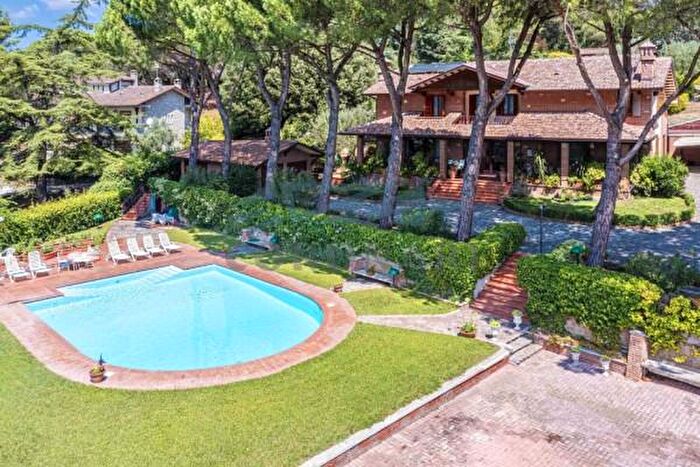 Casa con 6 locali in vendita in Viale Nicola Sacco E Bartolomeo Vanzetti, Magione