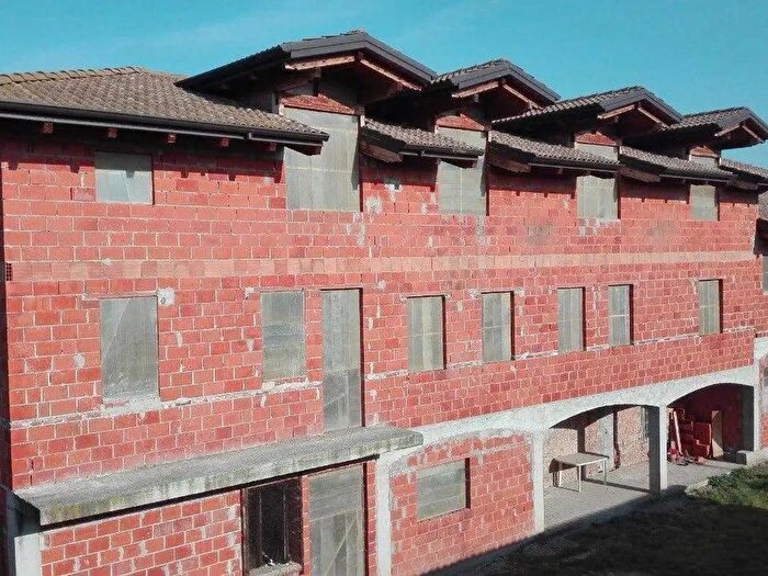 Appartamento con 11 locali in vendita in Via Roma, Casanova Elvo