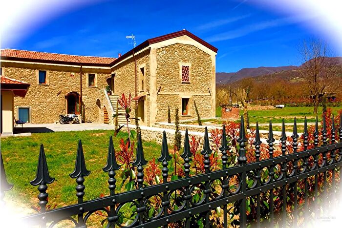 Casa con 15 locali in vendita in Filattiera