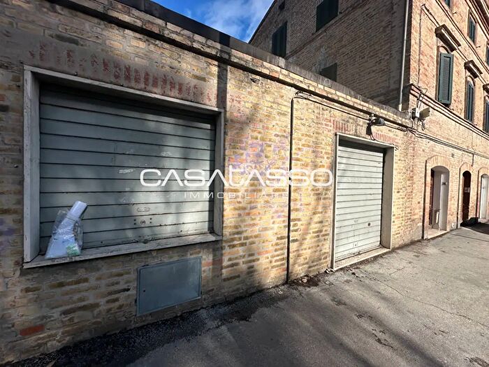 Casa con 5 locali in vendita in Viale Leopardi, Macerata