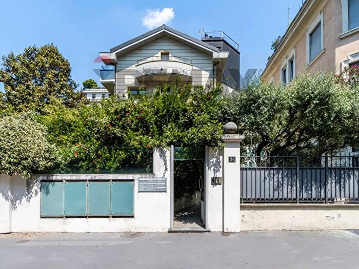 Appartamento trilocale in vendita in Via Monte Rosa, Milano