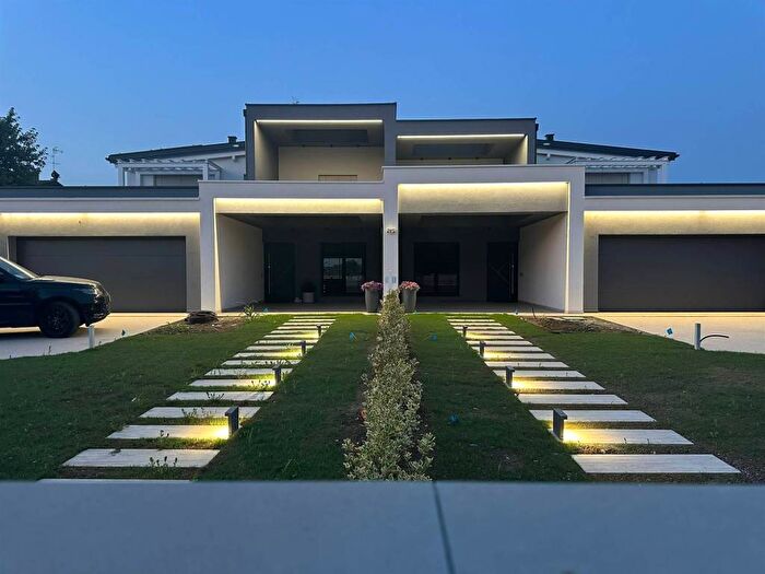 Casa quadrilocale in affitto in Strada Cavezzo, Baggiovara, Modena