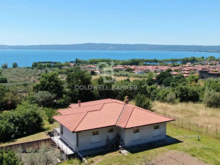 Casa quadrilocale in vendita in Località Poggio Sala Snc, Bolsena