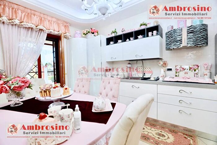 Appartamento con 5 locali in vendita in Via Privata Antonio Imperatore, Napoli