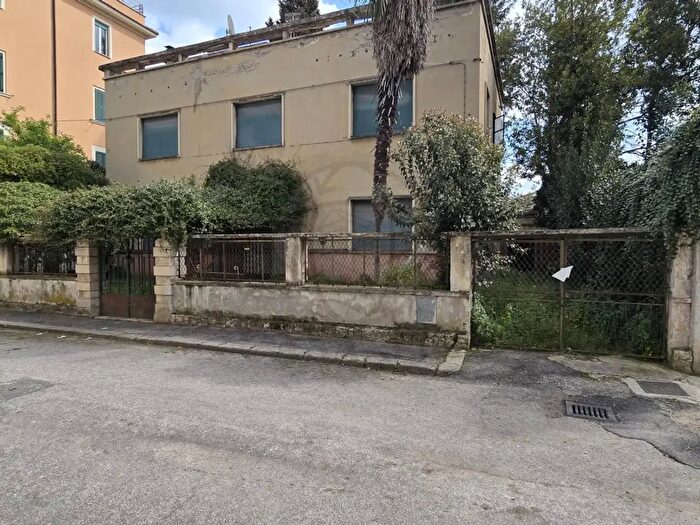 Casa con 6 locali in vendita in Via Fiume, Terni