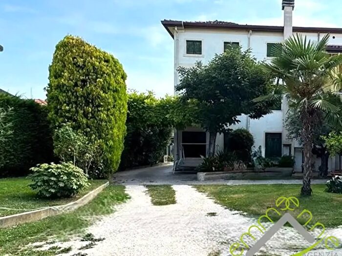 Casa con 6 locali in vendita in Via della Repubblica, Campagna Lupia