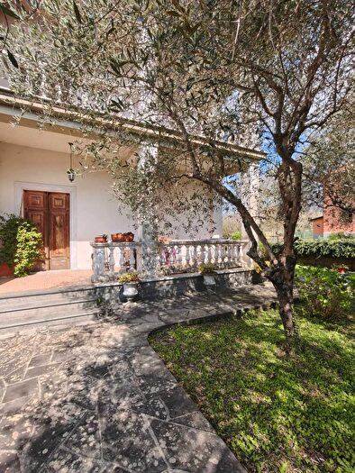 Casa con 8 locali in vendita in Filattiera