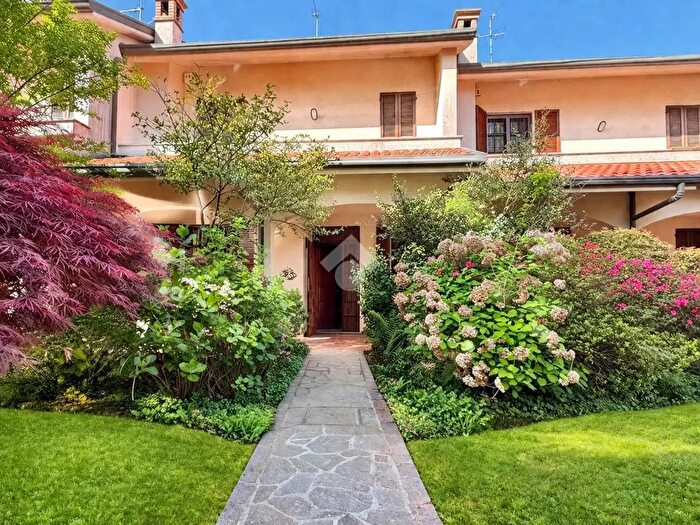 Casa quadrilocale in vendita in Via Giovanni Segantini, Barlassina