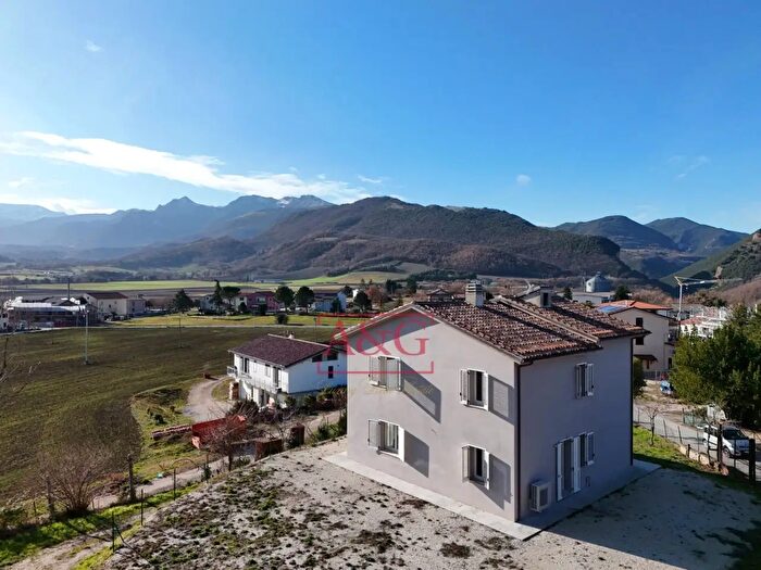 Casa con 10 locali in vendita in Contrada Morichella, San Ginesio