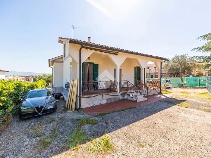 Casa trilocale in vendita in Via Massa di San Giuliano, Roma