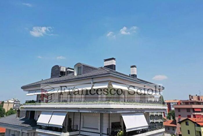 Appartamento con 5 locali in vendita in Via Cristoforo Colombo, Saronno