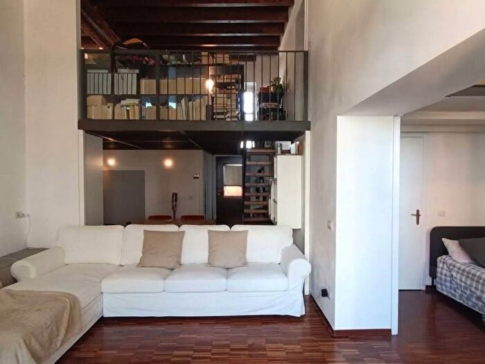 Appartamento trilocale in affitto in Alzaia Naviglio Pavese, Navigli Darsena, Milano