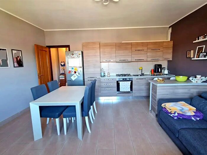 Appartamento trilocale in affitto in Via Edmondo De Amicis, Cureggio