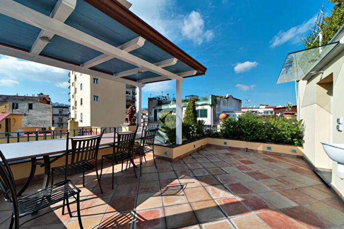 Appartamento con 5 locali in vendita in Piazzetta Settembrini Luigi, Napoli