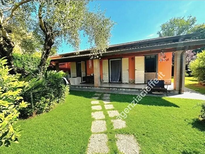 Casa quadrilocale in vendita in Massa
