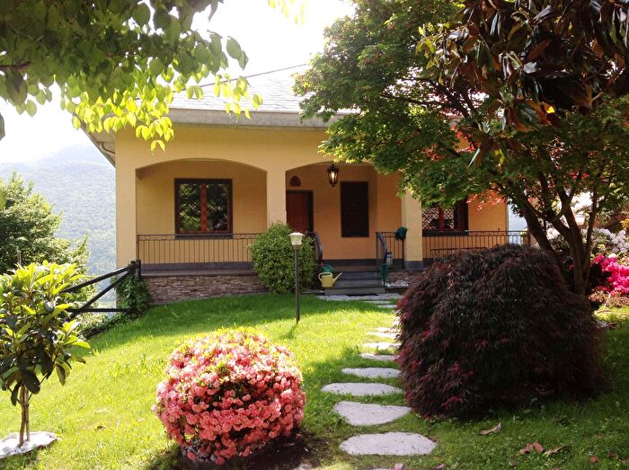Casa con 10 locali in vendita in Cuasso Al Monte