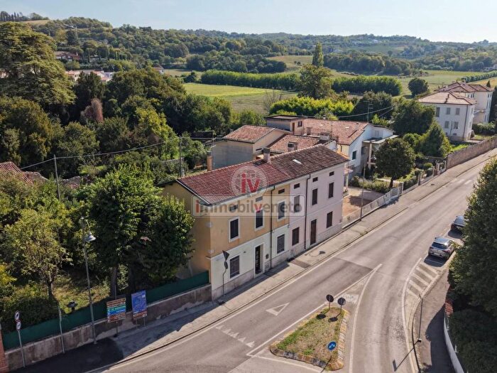 Casa con 6 locali in vendita in VIA ROMA, Centro, Lonigo