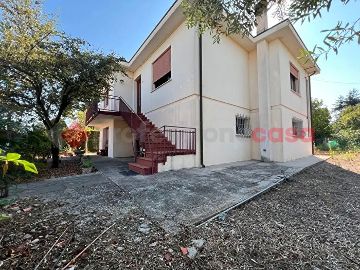 Appartamento quadrilocale in vendita in Via F Petrarca Snc, Lendinara
