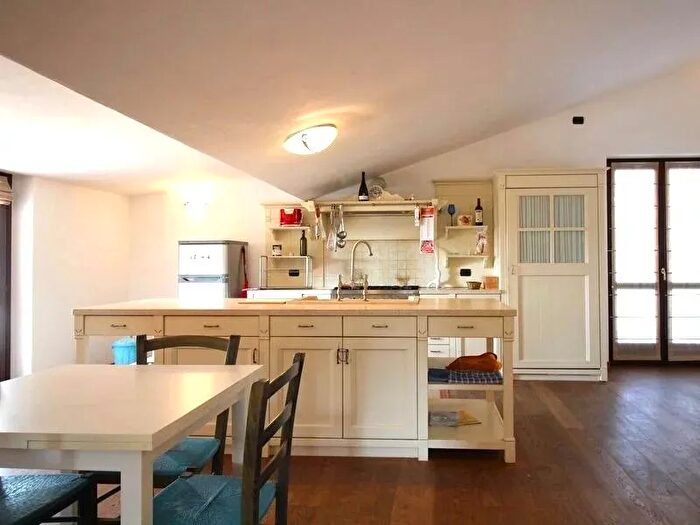 Appartamento con 5 locali in vendita in Albaretto Della Torre