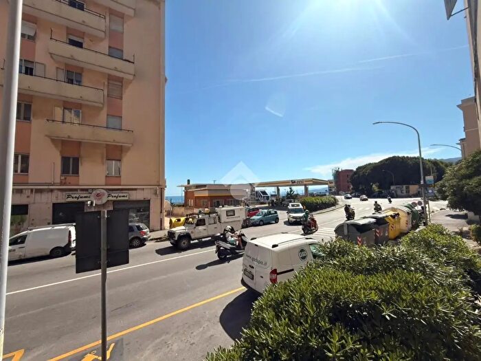 Appartamento trilocale in vendita in Via Voltri, Genova