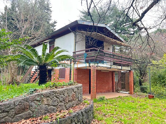 Casa con 8 locali in vendita in Via Tecchioni, Massa