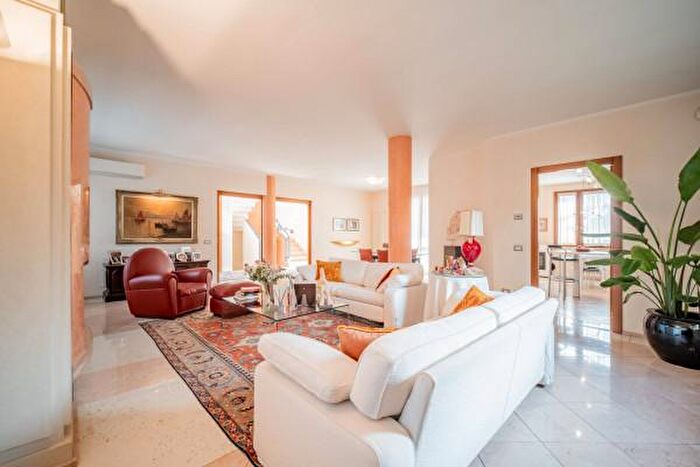 Casa con 6 locali in vendita in Bibbiano