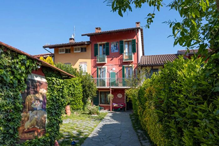 Casa con 9 locali in vendita in Str Falcettini, Chieri