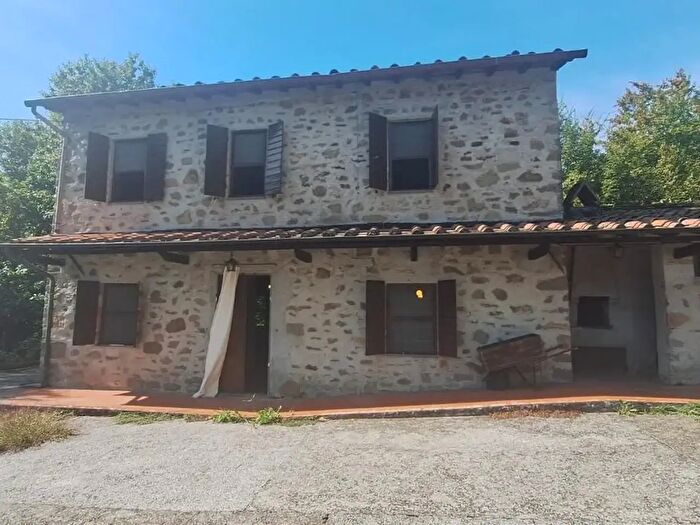Casa con 10 locali in vendita in Pescaglia