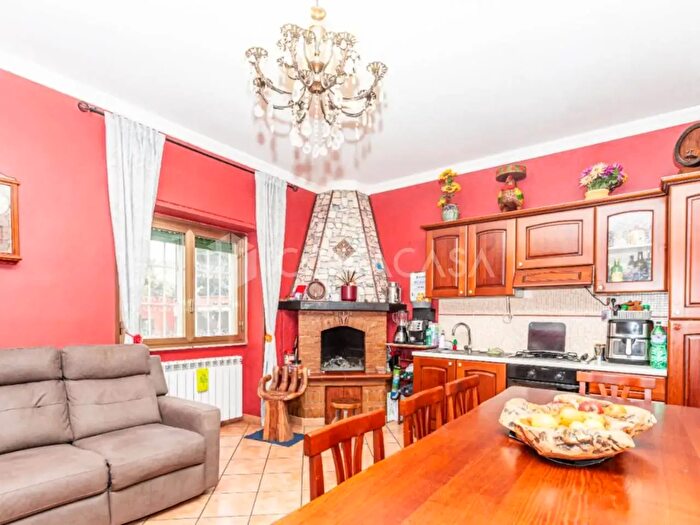 Appartamento trilocale in vendita in Via Appia Nuova, Roma