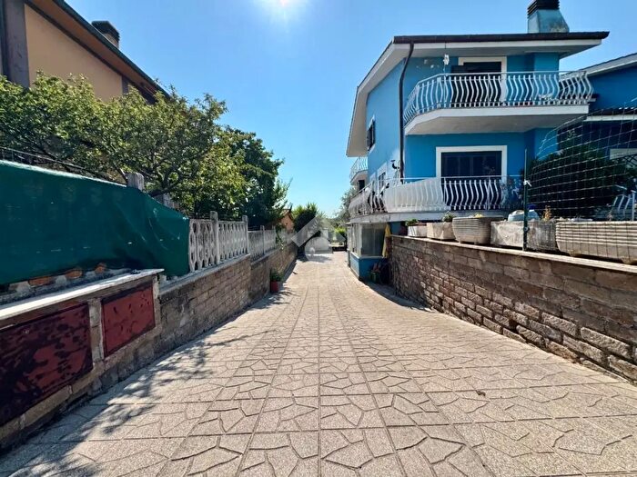 Appartamento trilocale in vendita in Via degli Impressori, Roma