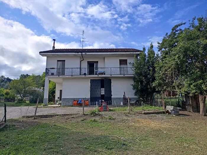 Casa con 6 locali in vendita in Dogliani
