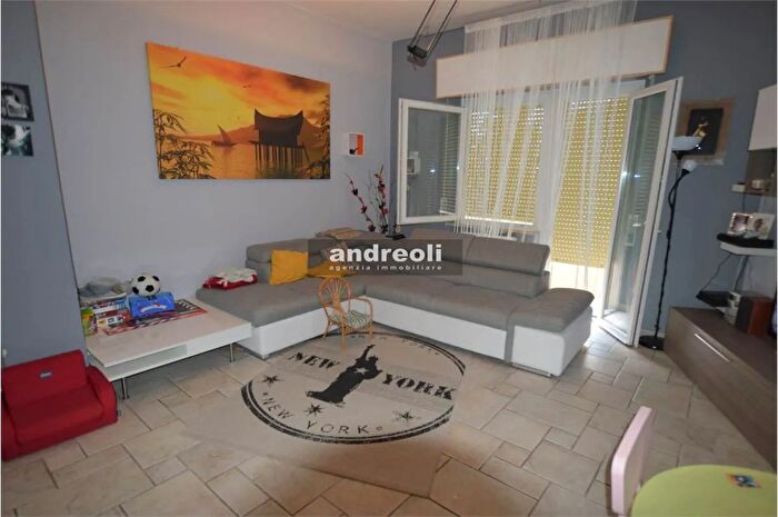 Appartamento con 6 locali in vendita in Cupramontana