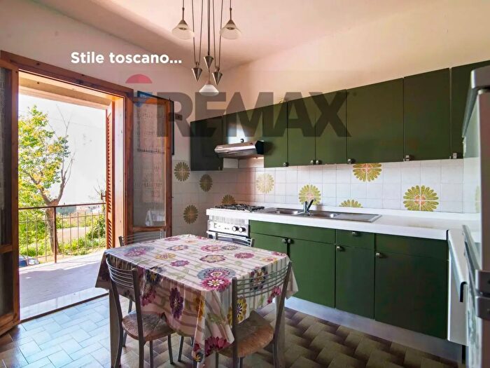 Appartamento con 10 locali in vendita in Via dellOrfanotrofio, Roccastrada
