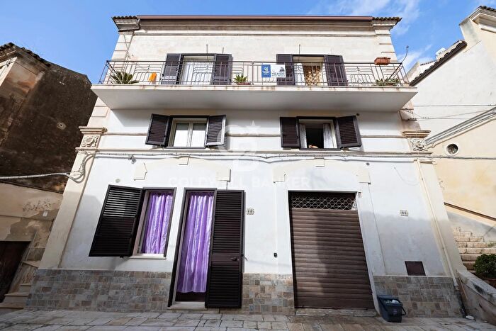 Casa con 7 locali in vendita in Via Mandrazza, Modica