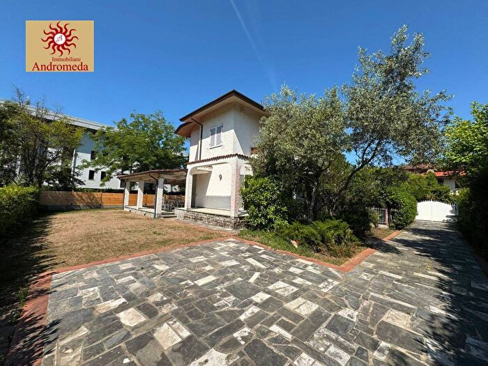 Casa quadrilocale in affitto in Via della Barbiera, Roma Imperiale, Forte dei Marmi